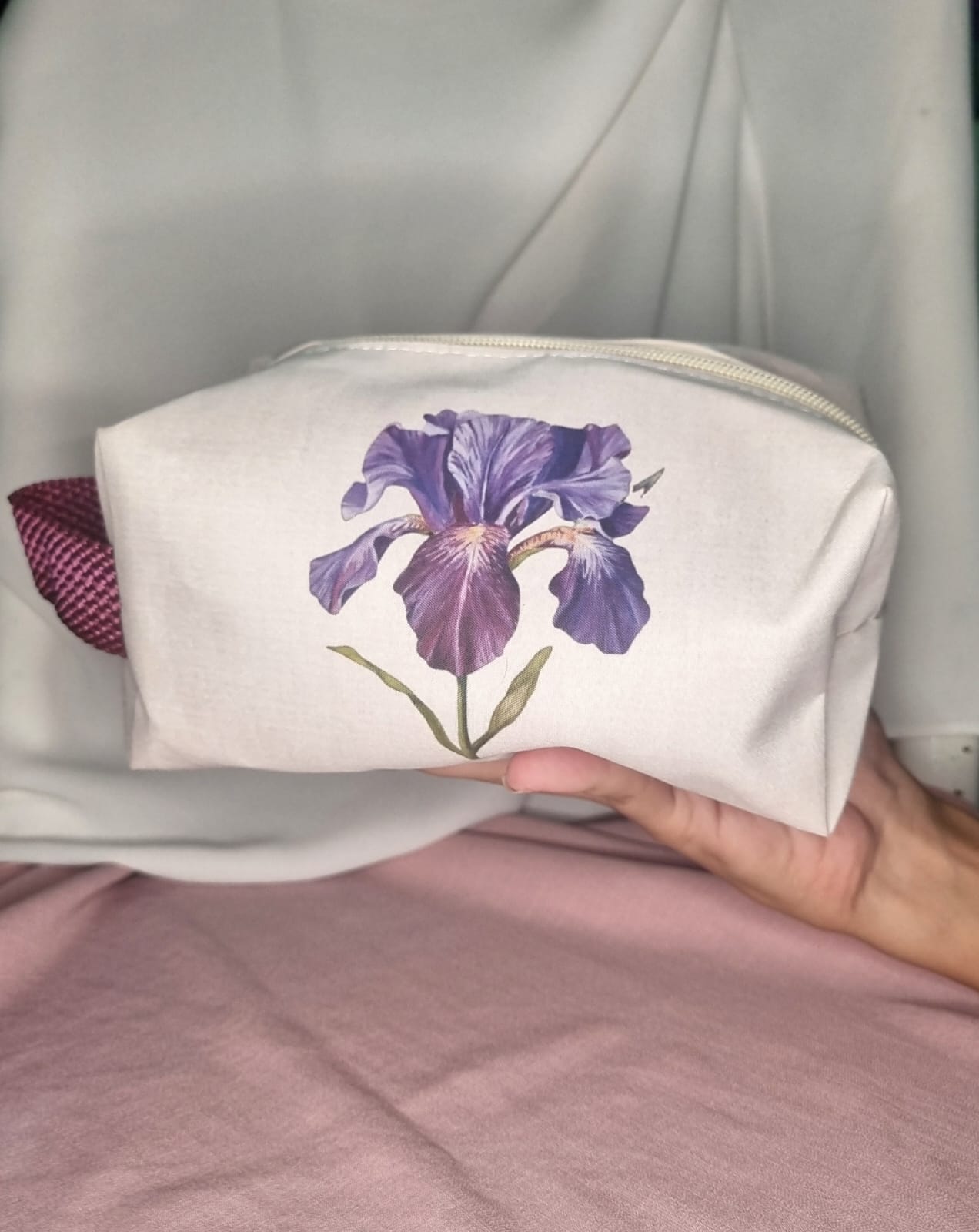 Necessaire modelo box IRIS com flor roxa e alça lateral
